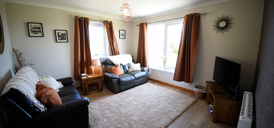 Kenmore Cottage self catering accommodation contains a comfortable living room with widescreen TV and WIFI internet