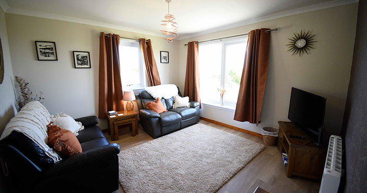 Kenmore Cottage self catering accommodation contains a comfortable living room with widescreen TV and WIFI internet